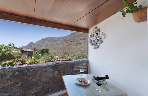Fataga House | Holiday Home 'Vv Casa Frasquita' with Mountain Views, Private Terrace and Wi-Fi