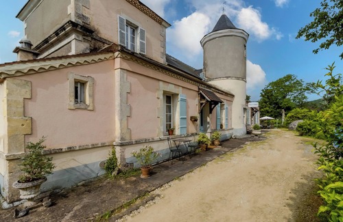 La Boissiere-d’Ans House | Holiday Home 'La Barge' with Shared Pool, Private Terrace and Wi-Fi