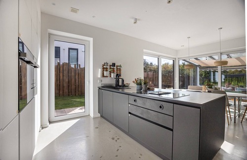 Buchholz in der Nordheide House | Holiday Home 'Architektenhaus' with Private Pool, Wi-Fi and Air Conditioning
