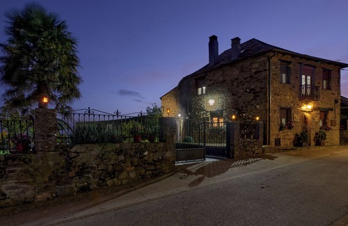 Noceda House | Holiday Home 'Casa Rural Abuelo Jose' with Mountain View, Private Pool and Wi-Fi