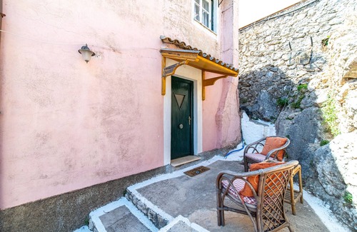 Lakones House | Holiday Accommodation 'Captain Spiros House' with Mountain View & Wi-Fi