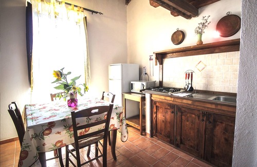 Poggio San Giovanni Apartment | Holiday apartment in the mountains and lake in a period house in the medieval village I Cardi