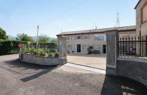 Caprino Veronese Apartment | Holiday Apartment "Casale La Coccinella Gelsomino" with Shared Garden & Wi-Fi