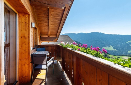 Fie allo Sciliar Apartment | Holiday Apartment 'Mongaduierhof Apt Tschafon' with Mountain View, Shared Garden & Wi-Fi