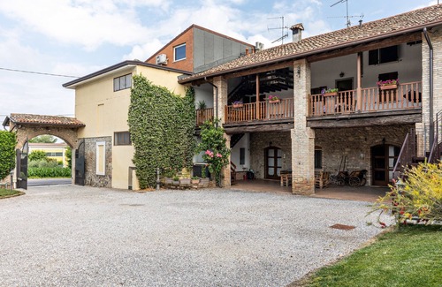 Lonato del Garda Apartment | Holiday Apartment "Cascina Raperonzolo" with Private Terrace, A/C & Wi-Fi