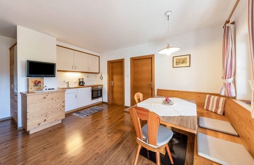 Fie allo Sciliar Apartment | Holiday Apartment "Florerhof Flieder" with Mountain View, Sauna, Wi-Fi & Garden