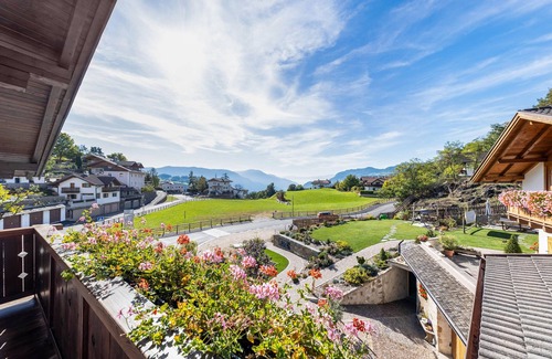 Fie allo Sciliar Apartment | Holiday Apartment "Florerhof Flieder" with Mountain View, Sauna, Wi-Fi & Garden