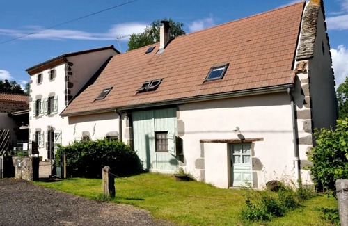 Saint-Nectaire House | Holiday Apartment "Chez L'habitant Saint Nectaire" with Mountain View, Shared Terrace & Wi-Fi