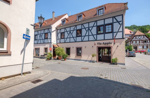 Zwingenberg Apartment | Holiday apartment 3 on the edge of the old town of Zwingenberg. Central and quiet.