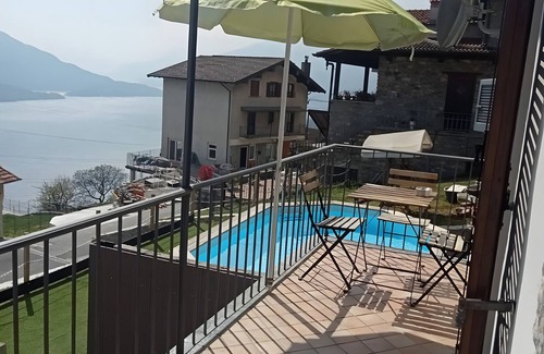 Burano Apartment | Holiday Apartment '3' with Lake View, Shared Pool and Wi-Fi