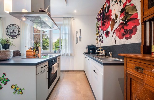Boesel Apartment | Holiday Apartment 'Am Kronsberg' with Shared Garden, Wi-Fi and Air Conditioning