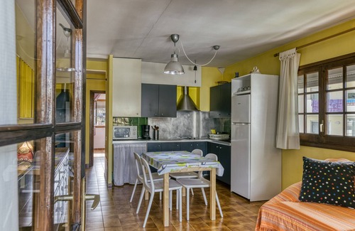 L'Escala Apartment | Holiday Apartment "Amarres" with Shared Pool, Balcony & Wi-Fi