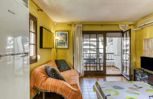 L'Escala Apartment | Holiday Apartment "Amarres" with Shared Pool, Balcony & Wi-Fi