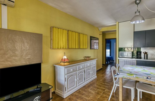 L'Escala Apartment | Holiday Apartment "Amarres" with Shared Pool, Balcony & Wi-Fi