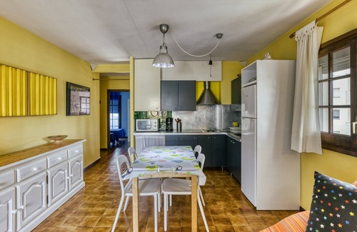 L'Escala Apartment | Holiday Apartment "Amarres" with Shared Pool, Balcony & Wi-Fi