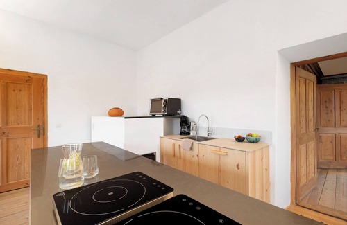 Pfalzen Apartment | Holiday Apartment 'Ansitz Baumannhof Erker Suite' with Mountain View, Shared Garden and Wi-Fi