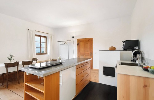 Pfalzen Apartment | Holiday Apartment 'Ansitz Baumannhof Erker Suite' with Mountain View, Shared Garden and Wi-Fi