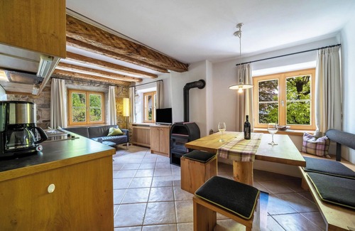 Tesimo Apartment | Holiday Apartment "Ansitz Gurtenhof - Andreas Hofer" with Mountain View, Garden & Wi-Fi