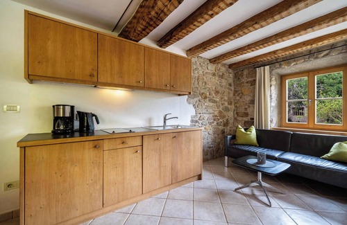 Tesimo Apartment | Holiday Apartment "Ansitz Gurtenhof - Andreas Hofer" with Mountain View, Garden & Wi-Fi