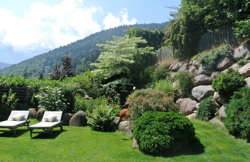 Tesimo Apartment | Holiday Apartment "Ansitz Gurtenhof - Andreas Hofer" with Mountain View, Garden & Wi-Fi