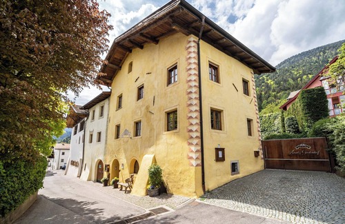 Tesimo Apartment | Holiday Apartment "Ansitz Gurtenhof - Andreas Hofer" with Mountain View, Garden & Wi-Fi