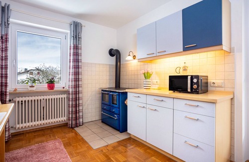 Heitlern Apartment | Holiday Apartment 'Breitenbergblick' with Mountain View, Balcony and Wi-Fi