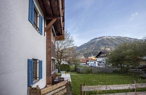 Heitlern Apartment | Holiday Apartment 'Breitenbergblick' with Mountain View, Balcony and Wi-Fi