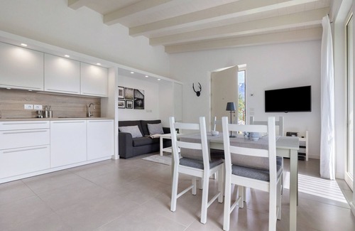 Tignale Apartment | Holiday Apartment "Ca' Scaì Agrifugium Olivia" with Lake View, Shared Pool and Wi-Fi