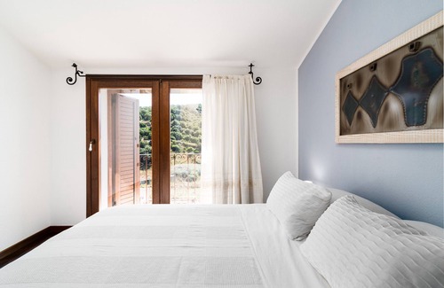 Orani Apartment | Holiday Apartment "Casa Dello Scultore" with Mountain View & 3 Balconies