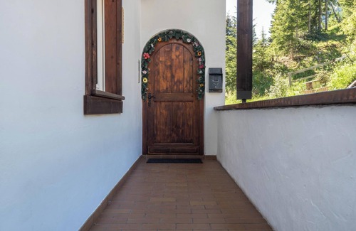 Alba Apartment | Holiday Apartment Casa Lorenz 1 with Mountain View, Wi-Fi & Garden
