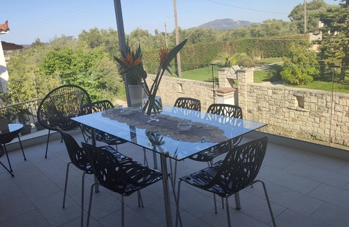 Fiolitis Apartment | Holiday Apartment 'Crystal Luxury Apartment' with 3 Balconies, Garden & Wi-Fi