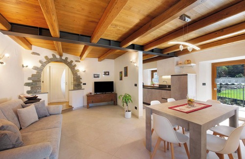 Lillianes Apartment | Holiday Apartment "Cucu - 1" with Mountain View, Private Terrace & Wi-Fi
