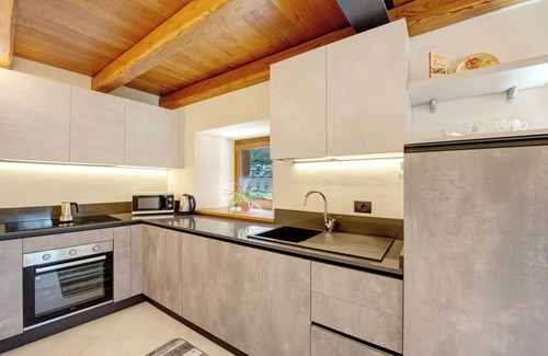 Lillianes Apartment | Holiday Apartment "Cucu - 1" with Mountain View, Private Terrace & Wi-Fi