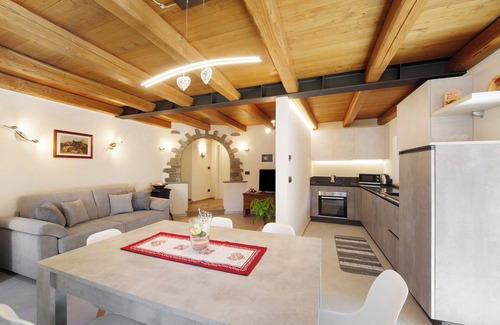 Lillianes Apartment | Holiday Apartment "Cucu - 1" with Mountain View, Private Terrace & Wi-Fi