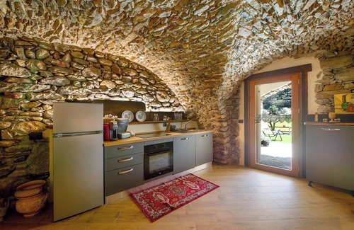 Lillianes Apartment | Holiday Apartment "Cucu - 1" with Mountain View, Private Terrace & Wi-Fi