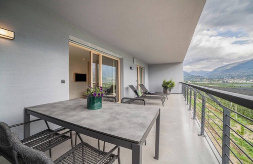 Cermes Apartment | Holiday Apartment "Das Runde" with Mountain View, Wi-Fi, Garden & Terrace