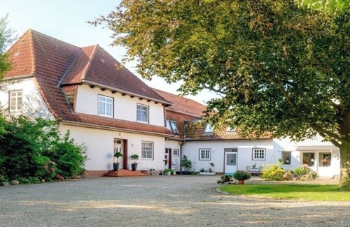 Cecilienkoog Apartment | Holiday Apartment "Denkerhof Rosenquarz" with Shared Garden & Wi-Fi