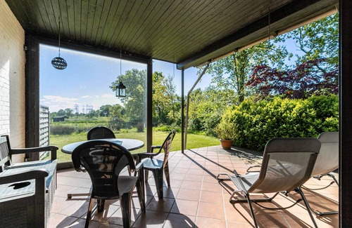 Weddingstedt Apartment | Holiday Apartment 'Wiesenblick 1' with Private Terrace, Private Garden and Wi-Fi