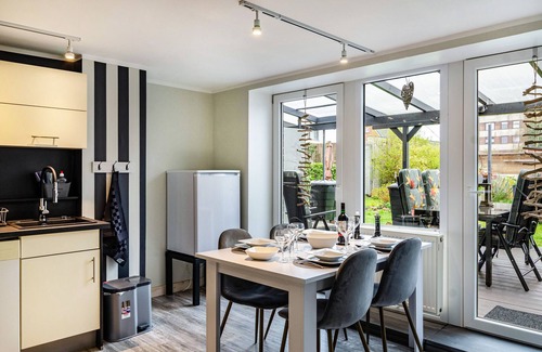 Heppens Apartment | Holiday Apartment "Femeer 01" with Private Terrace & Wi-Fi