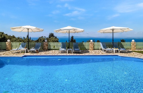 Tsoukaladhes Apartment | Holiday Apartment 'Deluxe King Suite 5' with Sea View, Shared Pool & Wi-Fi
