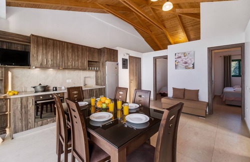 Tsoukaladhes Apartment | Holiday Apartment 'Deluxe King Suite 6' with Sea View, Shared Pool & Wi-Fi