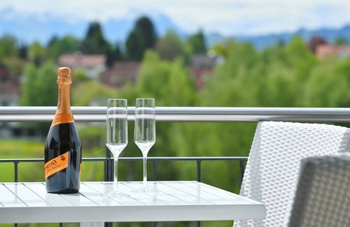 Enzisweiler Apartment | Holiday Apartment 'Dinkelbach Landhaus 1 B Sommerfeeling' with Lake View and Wi-Fi