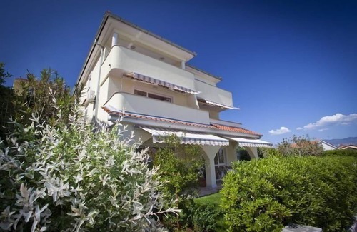 Cizici House | Holiday apartment Dobrinj for 1 - 4 persons with 1 bedroom - Holiday house
