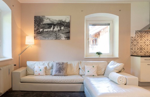 Albions Apartment | Holiday Apartment "Glunien Rosa" with Mountain View, Shared Pool & Wi-Fi