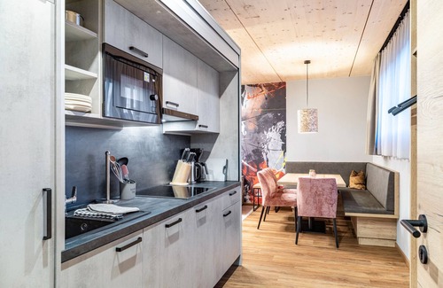Pflach Apartment | Holiday Apartment "Hotel Zum Schwanen - 6" with Mountain View, Shared Terrace & Wi-Fi