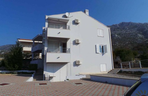 Ribarica Apartment | Holiday apartment with use of pool and balcony