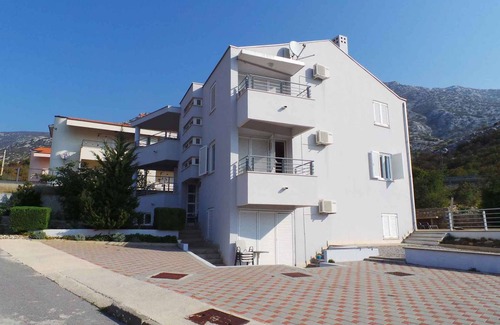 Ribarica Apartment | Holiday apartment with use of pool and balcony