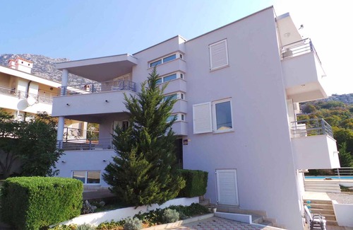Ribarica Apartment | Holiday apartment with use of pool and balcony