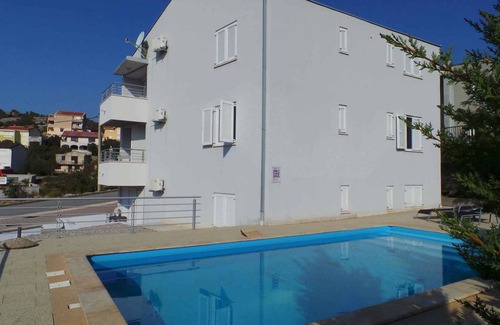Ribarica Apartment | Holiday apartment with use of pool and balcony