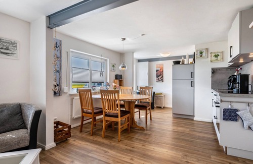 Nordstrand Apartment | Holiday Apartment 'Huus Achtern Diek' with Shared Terrace and Wi-Fi